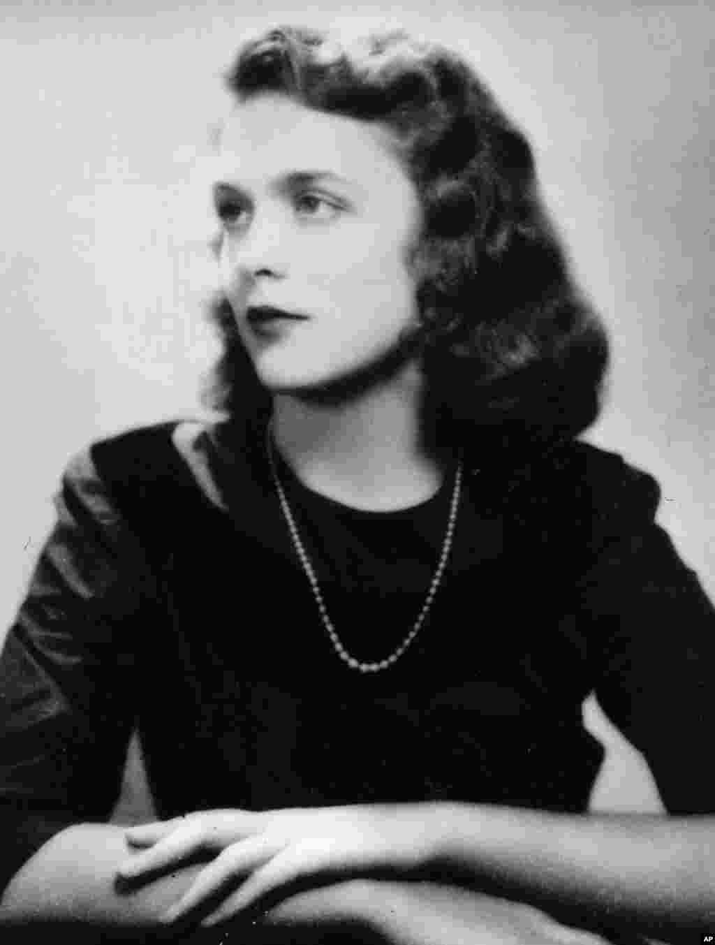 1943年,芭芭拉·皮尔斯在美国南卡罗来纳州查尔斯顿的精修学校Ashley Hall的毕业照,她就是后来的芭芭拉·布什。芭芭拉1925年6月8日出生于纽约州拉伊镇,她的父亲是杂志出版商。