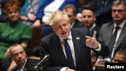 资料图：英国首相约翰逊在议会接受质询（2022年4月20日）。
