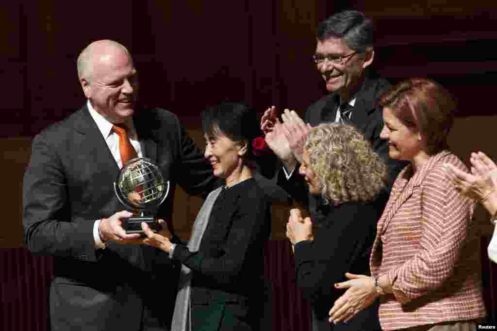 Bà Suu Kyi nhận giải thưởng của trường đại học cộng đồng Queens ở New York do Dân biểu Joseph Crowley trao. 22/9/2012.
