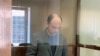 Російський опозиціонер Володимир Кара-Мурза, звинувачений у державній зраді та дискредитації російської армії, під час судового засідання в Москві, 17 квітня 2023. Фото: Московський міський суд/Reuters