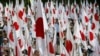资料照：日本民众手举国旗在东京参加抗议中国对尖阁列岛声索主权的集会。（2012年9月22日）