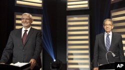 Hai ứng cử viên tổng thống Ai Cập Amr Moussa (phải) và Abdel-Moneim Abolfotoh tham gia cuộc tranh luận tại Cairo