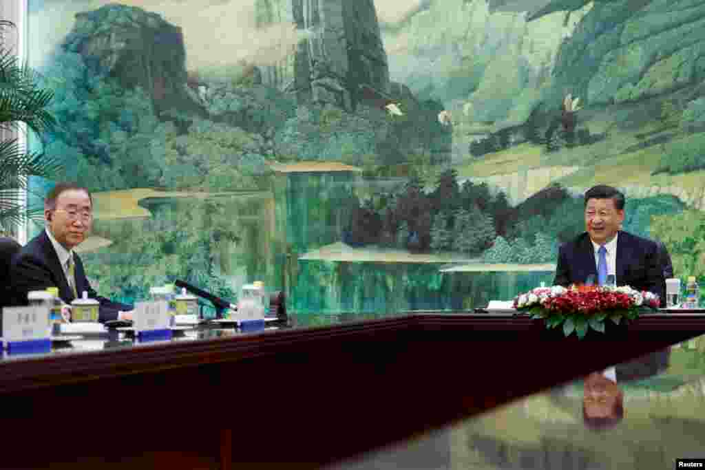 中国国家主席习近平2018年5月15日在北京人民大会堂会见博鰲亚洲论坛理事长潘基文。不过路透社的图片说明没提到潘基文的这个头衔,而只说他是前联合国秘书长,也是国际奥委会道德机构负责人。