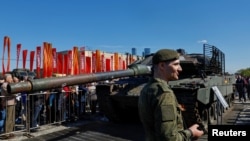  "Росія чудово вміє блефувати", - каже фінський експерт Йоні Аскола. На фото – німецький танк "Леопард" на виставці техніки, захопленої російською армією в Україні, музей просто неба "Парк Перемоги", Москва, Росія, 1 травня 2024 року. REUTERS