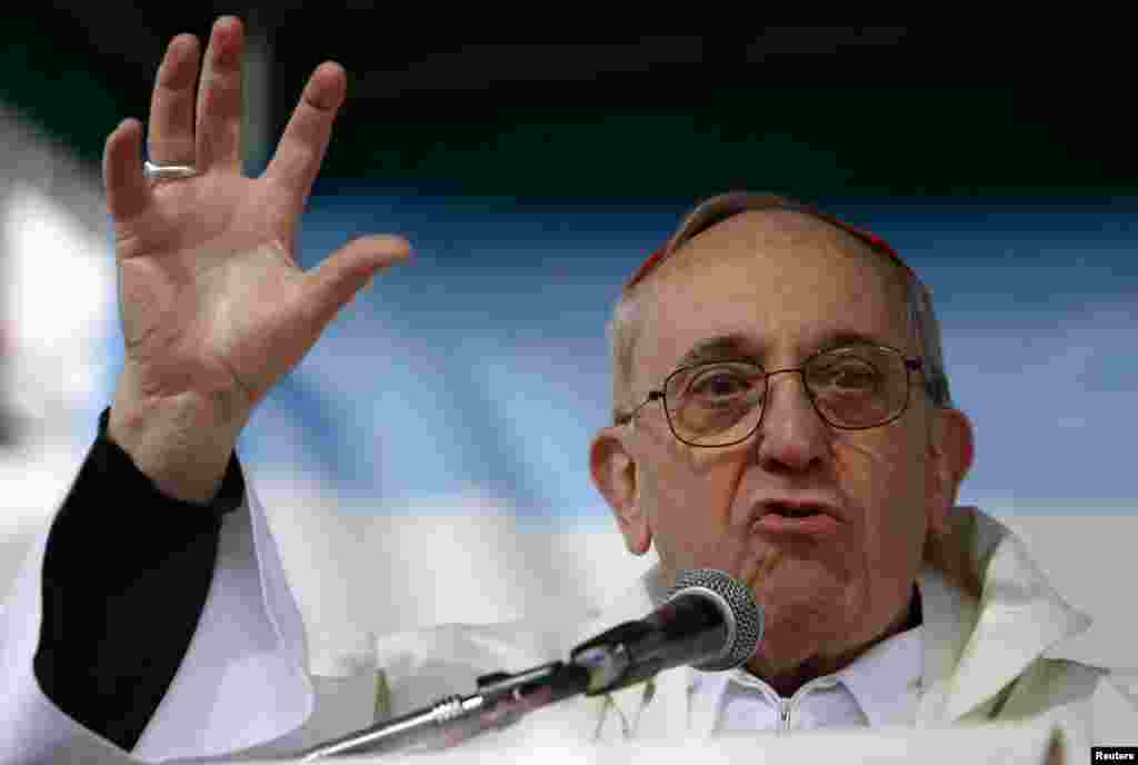 Đức Tổng Giám mục Buenos Aires, Hồng Y Jorge Bergoglio, chủ trì một thánh lễ hàng năm và hành hương đến nhà thờ Thánh Cajetan tại Buenos Aires, ngày 7/8/2009.