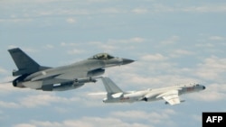 台湾空军战机F-16在台湾南部巴士海峡上空伴飞中国大陆空军轰炸机轰六K。（资料照，台湾国防部）