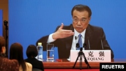 资料照片：2021年3月11日在中国北京举行的全国人民代表大会闭幕会议后，时任中国总理李克强在通过视频链接举行的新闻发布会上讲话。（路透社照片）