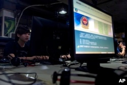 在北京一家网吧，电脑显示屏展示着必须正确使用网络的警方告示。（2013年8月19日）