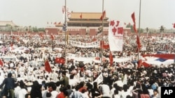1989年5月17日，中国北京天安门广场上成千上万名民主示威者。图片来源： 美联社