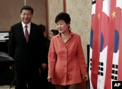 2014年7月3日，正在韩国访问的中国国家主席习近平与韩国总统朴槿惠一同参加联合记者招待会。（资料照片）