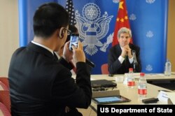 中国记者给美国国务卿克里拍照(美国国务院网站照片)