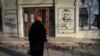 Графіті із зображенням Головнокомандувача Збройних сил України генерала Валерія Залужного та написом "З нами Бог і отаман Залужний" на місці найзапекліших боїв з російськими загарбниками в Бахмуті. AP Photo/Andriy Andriyenko