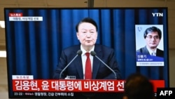 韩国总统尹锡悦周二（12月3日）深夜突然发表电视讲话宣布实施戒严，他指责控制韩国国会的反对党同情朝鲜并通过反国家活动瘫痪政府。