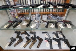 资料照：美国宾州纽卡斯尔市一家枪支商店陈设的半自动武器。（2020年3月25日）