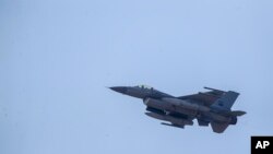 Винищувач F-16 португальської армії бере участь у литовсько-польських військових навчаннях Brave Griffin 24/II поблизу Сувальського коридору біля польського кордону в селі Дірмішкес, Литва. 26 квітня 2024 р. (AP Photo/Mindaugas Kulbis)