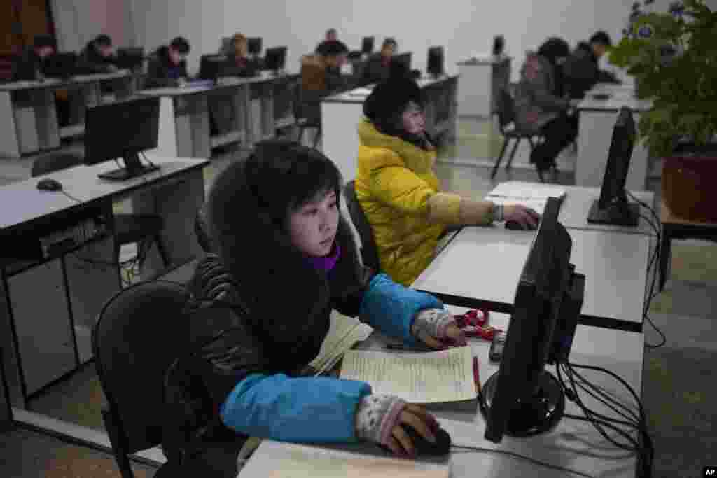 2013年1月9日,朝鲜人在平壤人民大学习堂内使用电脑终端机。