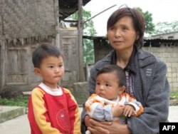 翁安县兴坡村的这两个留守儿童靠奶奶带
