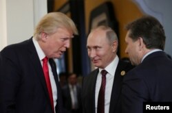 Президент США Дональд Трамп і президент Росії Володимир Путін розмовляють під час перерви на засіданні саміту АТЕС в Дананзі, В'єтнам, 11 листопада 2017 року.