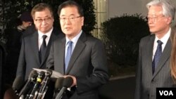 韩国的青瓦台国家安全室室长郑义溶（中）和国家情报院院长徐薰（左）在白宫外宣布美国总统川普同意跟朝鲜最高领导人金正恩见面。(美国之音黄耀毅拍摄)