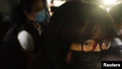 香港支联会副主席邹幸彤9月8日清晨被香港警方国安处人员拘捕后带上警车离开 （路透社照片）
