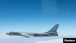 日本军方发布的图片显示一架中国H-6战略轰炸机在太平洋上空飞行（2013年10月27日）