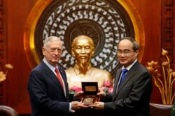 资料照片：越共胡志明市市委书记阮善仁会晤来访的美国国防部长马蒂斯。(2018年10月16日)