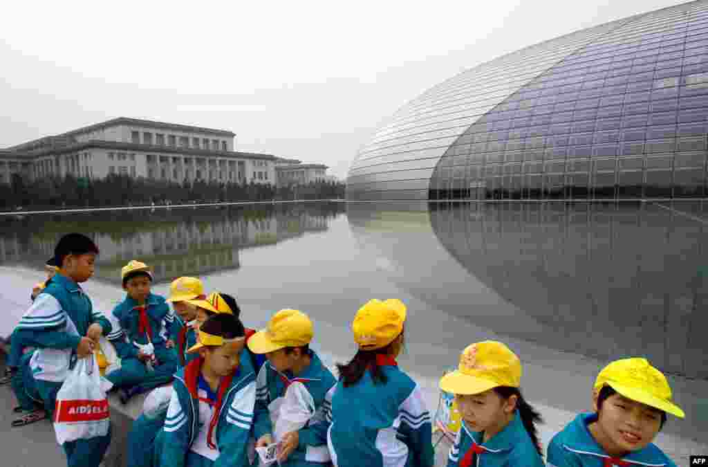 学童聚集在北京中国国家大剧院外(2007年9月29日)。2018国家大剧院国际戏剧季/著名导演作品邀请展,邀请了德国柏林邵宾纳剧院演出话剧《人民公敌》。该剧通常在演出中安排观众与演员对话,让观众表明是否支持剧中主角将水源污染的真相公诸于世的立场。在北京9月上旬的首演中,一些观众在互动环节中表示:“希望有言论自由”,“中国媒体也不讲真话”,“我们政府一样不负责任”。这引发当局不安。国家大剧院方面强令剧团删掉互动部分。尽管余下的两场演出删除了对话环节,但仍有观众喊出“为了个人的权利,为了自由”。 