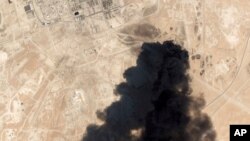 Planet Labs Inc.2019年9月14日的卫星图像 显示沙俄阿拉伯的一处石油加工设施冒起黑烟。