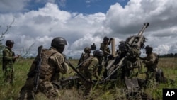 Касетні боєприпаси можна вистрілювати із гаубиць, які США вже надали Україні раніше. AP Photo/Evgeniy Maloletka
