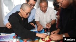 已故诺贝尔和平奖获得者刘晓波的遗孀刘霞2017年7月和刘晓波的其他家属在大连海域参加刘晓波的海葬。（2017年7月15日） 