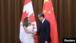 加拿大外长弗里兰2017年8月在北京会晤中国外长王毅（路透社）