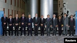各国参加谈判跨太平洋贸易伙伴协议的贸易部长们在美国乔治亚州亚特兰大市合影(2015年10月1日)
