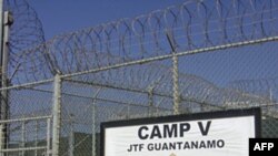 Lối vào trại giam Guantanamo của Hoa Kỳ ở Vịnh Guantanamo, Cuba