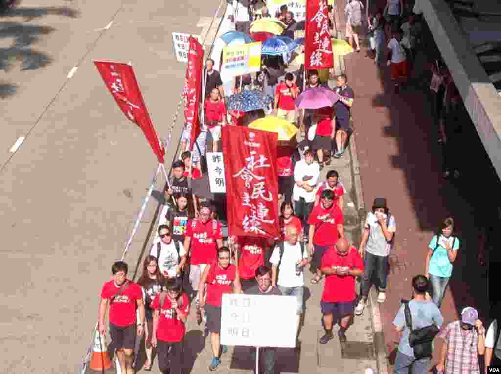 香港泛民举行抗议选举政治筛选游行 (美国之音海彦拍摄)