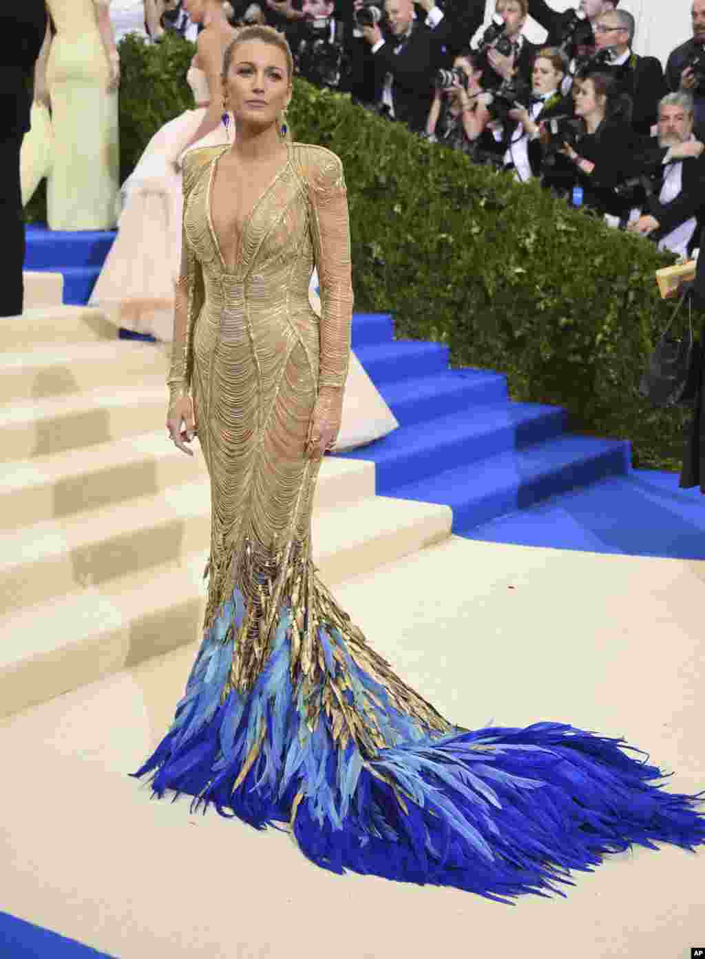 美国著名演员布莱克&middot;莱弗利(Blake Lively)参加在纽约大都会博物馆举办的时装馆慈善晚会，庆祝&quot;中间的艺术&quot;展览开幕。（2017年5月1日）