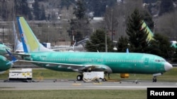 资料照：2019年3月11日，一架带有中国南方航空公司标志的波音737 Max 8飞机停在波音公司华盛顿州伦顿的生产基地。（路透社）
