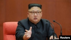 朝中社2017年10月8日发布的照片显示金正恩在朝鲜劳动党中央委员会会议上讲话。