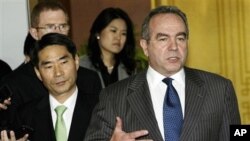 美国助理国务卿坎贝尔星期四在首尔发表谈话(右),韩国外交部副部长(左)
