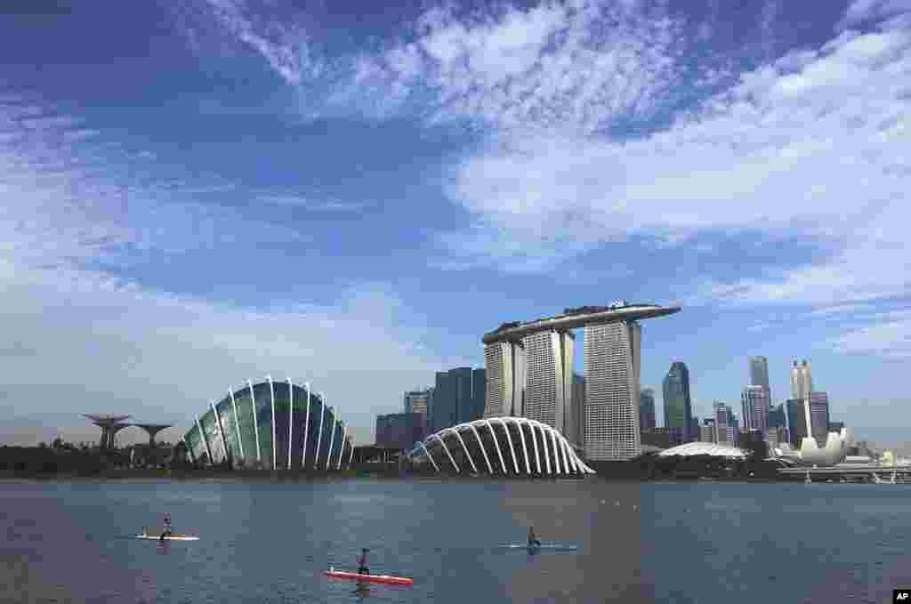 新加坡的滨海湾。新加坡宣布驱逐其国立大学学者黄靖,指责他为外国政府作代理人,对新加坡施加影响。新加坡内政部说,黄靖“有意识地跟外国情报部门和代理人互动,跟他们联合运作来影响新加坡政府的外交政策和公众舆论”。新加坡内政部称,黄靖的行为等同于颠覆和干预新加坡的内政,因此不能继续留在新加坡,而且将被永久禁止入境。黄靖曾提供所谓的“保密信息”给李光耀公共政策学院的一名资深成员,希望后者将信息转达新加坡政府。