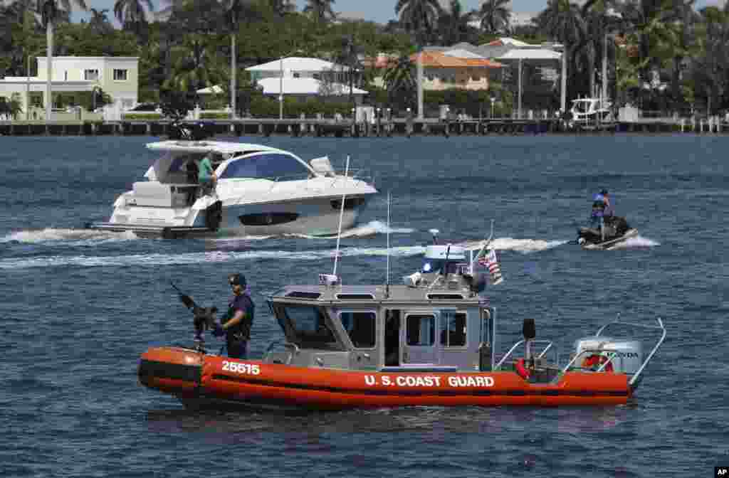 川普总统和家人在海湖庄园居住时,美国海岸警卫队在庄园旁边的湖上巡逻(2017年3月19日)