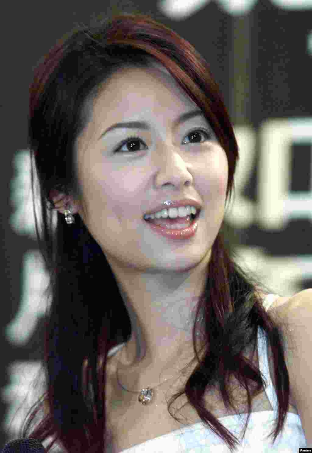 台湾演员和歌手林心如(2001年4月19日)。2018年年初,电视剧《我的男孩》在中国遭人举报,理由是接受台湾文化部的资助及其附加条件。对此林心如工作室2018年1月7日声明,资助一事系台湾八大电视台行为,请勿直接嫁接到艺人身上;台湾电视剧接受资助一事“由来已久”,亦未被界定为“台独”行为,呼吁相关人士保持冷静,珍惜两岸友好和平发展。