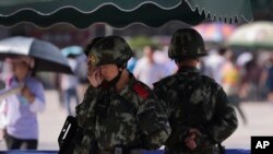中国防暴警察守在北京地铁站以防范维吾尔族激进分子。
