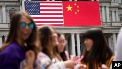 美国首都华盛顿政府办公楼上悬挂的美中国旗 （资料照片）