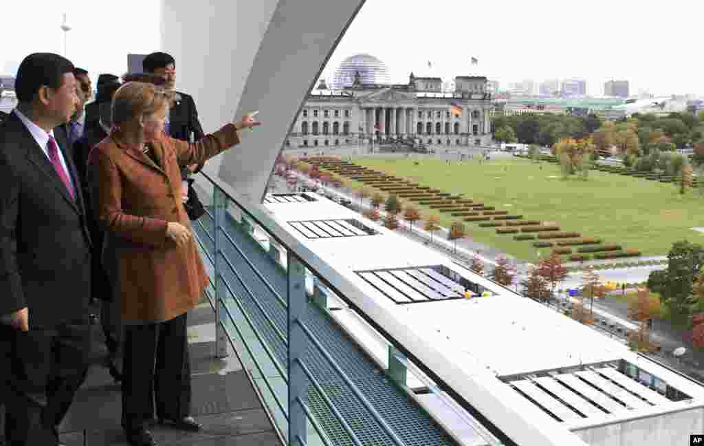 2009年10月12日,德国总理默克尔在总理府把德国议会大楼指给中国副主席习近平看。德国国会大厦是德国强有力的标志。这座建筑在1933年毁于大火。人们认为纵火者被纳粹收买了,纳粹把罪责栽赃给共产党人,以此为借口实行紧急状态,大大限制公民权利。