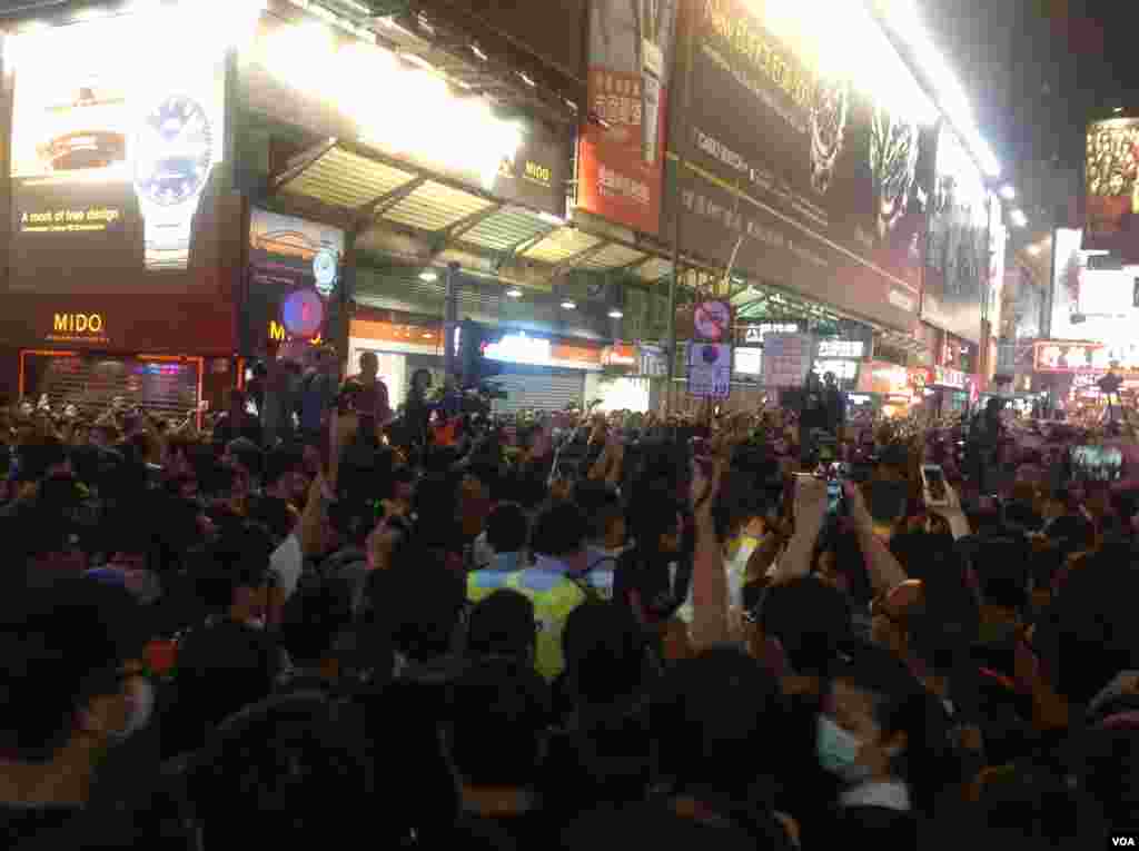 大批市民连续第二晚在旺角与警方“巷战” （美国之音海彦拍摄 ）