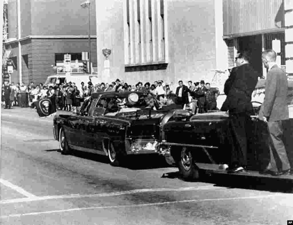 Xe chở nhân viên mật vụ chạy sau chiếc limousine chở Tổng thống Kennedy và phu nhân, trong thành phố Dallas, Texas, 22/11/1963