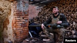 Військовослужбовець зенітного підрозділу 10-ї гірсько-штурмової бригади, з позивним «Чуб», поблызу Соледара на північ від Бахмута, Україна, 23 березня 2023 року. REUTERS/Віолета Сантос Моура