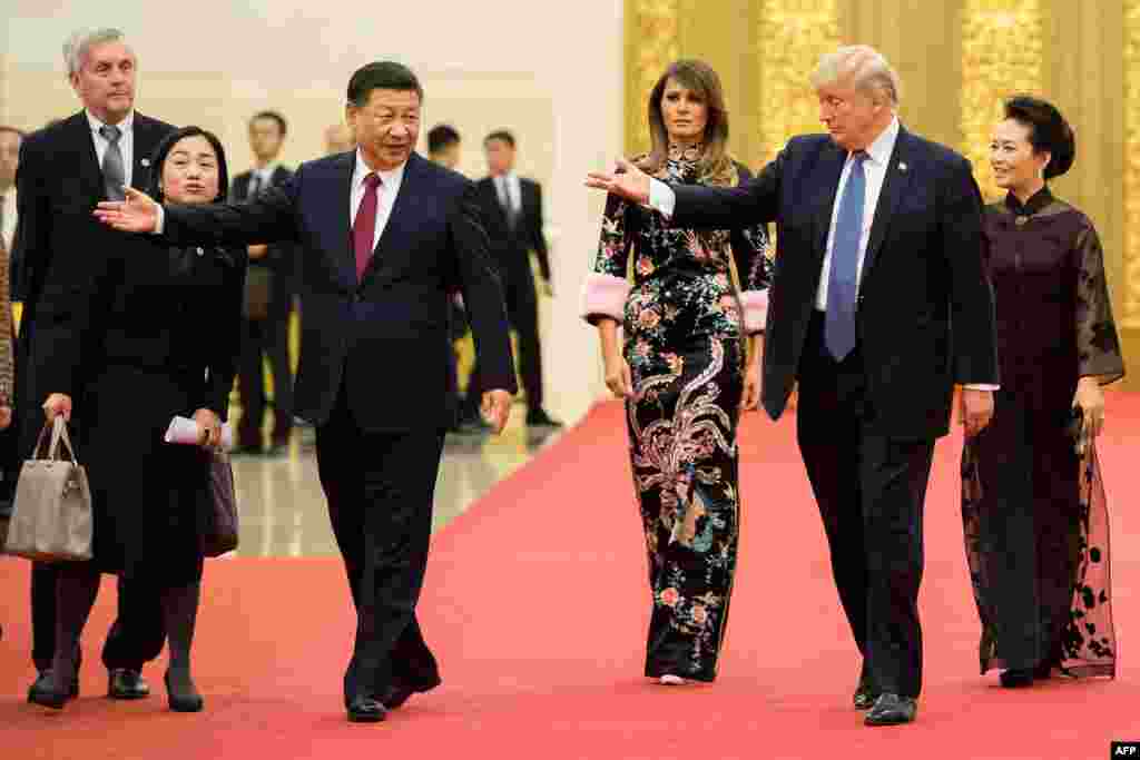 美国总统唐纳德&middot;川普和夫人，中国国家主席习近平和夫人抵达北京人民大会堂参加国宴（2017年11月9日）。