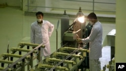 伊朗技术员在浓缩铀设施工作