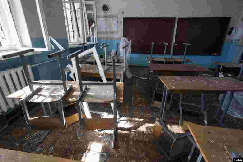Школа у Донецьку, яка постраждала від обстрілу.